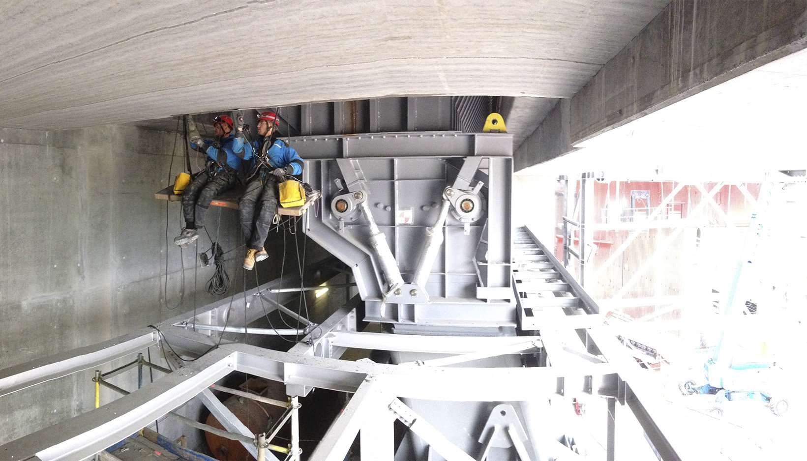 Reperation siddende under betonbro