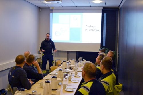 Frank Vilstrup underviser på forbrændingens faciliteter.