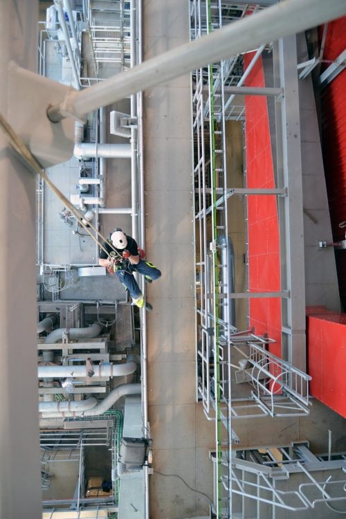 Med rope access er det muligt at komme over, under og omkring arbejdsområdet. På billedet foretages inspektion af samtlige bolte og møtrikker i tagkonstruktionen.
