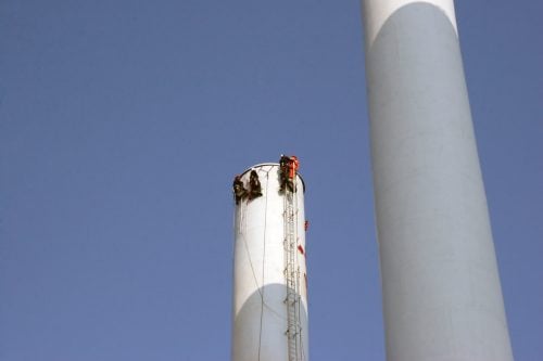 Op til fem rope access teknikkere var i gang samtidigt på de 101 meter høje skorstene. Individuelle ankerpunkter blev svejset på, så alle 360 grader af skorstenen kunne tilgås.